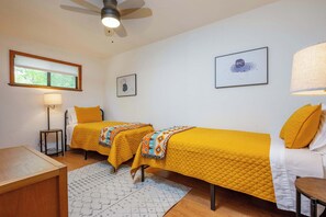Second Bedroom with two Twin beds