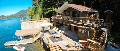 Perfectly positioned cabin and decks facing South for nice warm outdoor living.