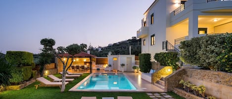 Luxury Villa with Heated Pool and Jet-Tub