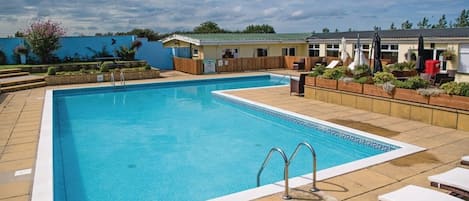 Outdoor pool | Ocean Heights Leisure Park, New Quay
