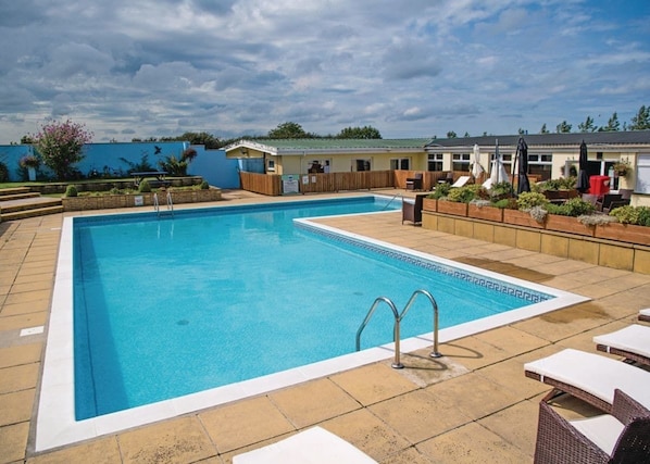 Outdoor pool | Ocean Heights Leisure Park, New Quay