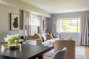 You can easily move between the living area and the dining area