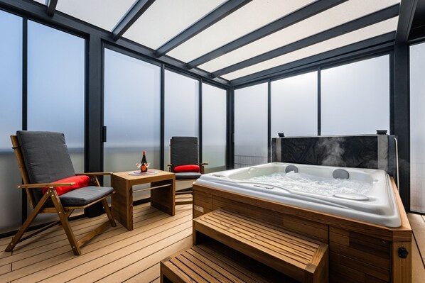 Indoor spa tub