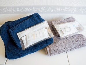 ・Amenities and towels are also available.