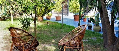 Sedie in giardino/chairs in the garden