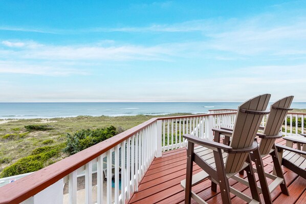 Make a splash with your friends and family when you book Splash Landing, an absolutely stunning home that fulfills every vacation whim or desire.