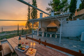 Dine under the stars – Alfresco dinners by the garden wall

