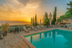 Spend unique moments in the pool – Morning light or evening swim

