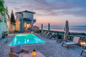 A pool with a view – Endless horizon meets elegant waters

