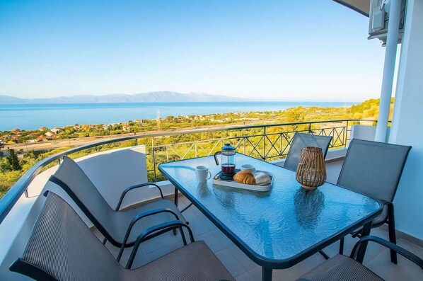 Panoramic seaview from the balcony – Wide-angle coastal beauty

