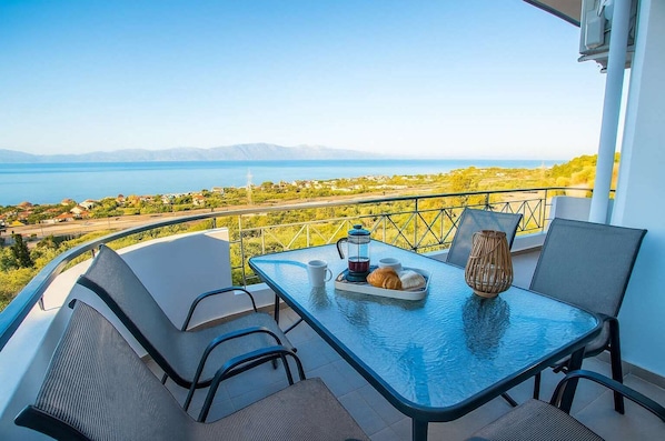 Panoramic seaview from the balcony – Wide-angle coastal beauty