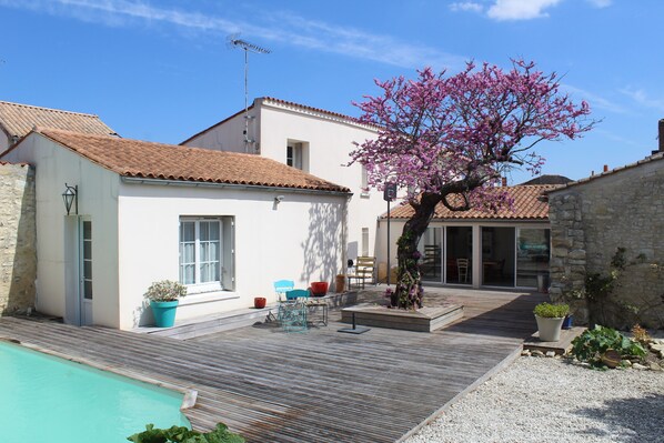 Terrasse et piscine