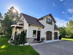 Bella Vista (meaning: beautiful view)
Carriage House