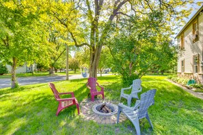 Shared Yard | Fire Pit | Hammock Chair | Dog Friendly w/ Fee