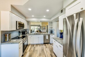 Kitchen | Keurig Coffee Maker | Complimentary Spices