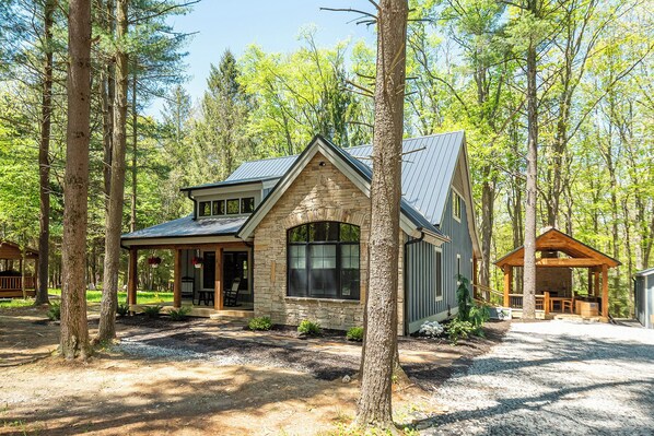 West Oak is a beautiful, recently built Deep Creek Lake vacation rental home.