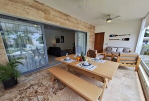 屋外ダイニングエリア