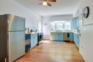 Kitchen | Stainless Steel Appliances w/ Dishwasher | Free WiFi