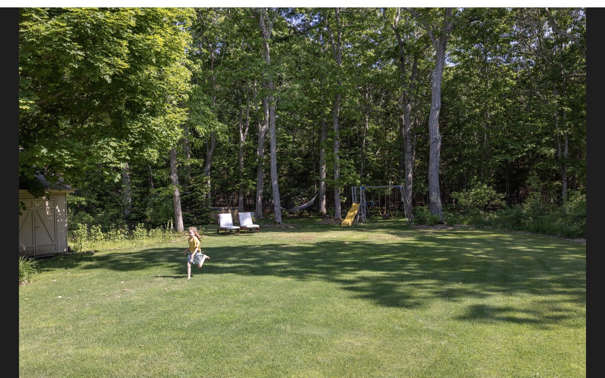 Springs / Amagansett area. Walk to bay. Private / 4 bedrooms