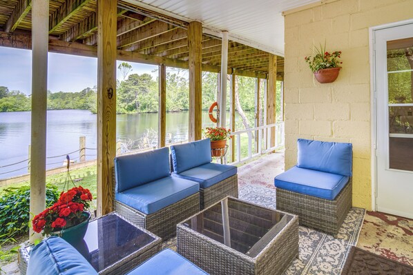 Mays Landing Vacation Rental | 1BR | 1BA | 700 Sq Ft | Access Only By Stairs