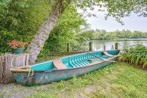Lakefront | Canoe & 2 Kayaks | Fire Pit (Starter Wood Provided)