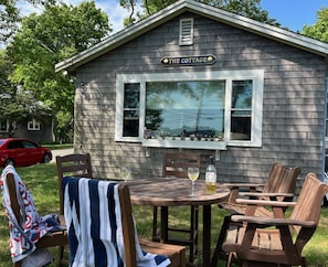 Relax in front of the cottage, enjoy the breezes and cool drinks
