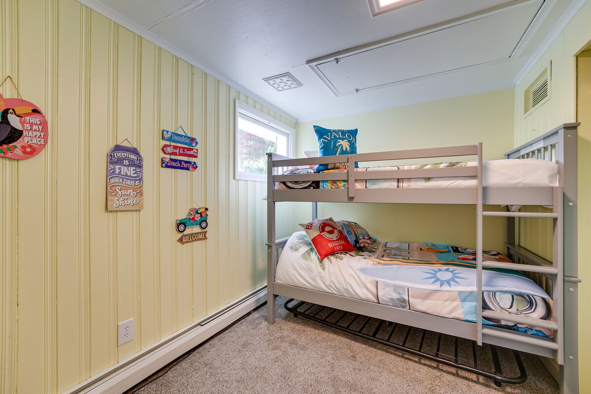 Vintage Susin Lake Cottage w/ Deck & Hot Tub!