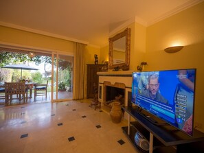 Salón con baldosas de mármol, chimenea