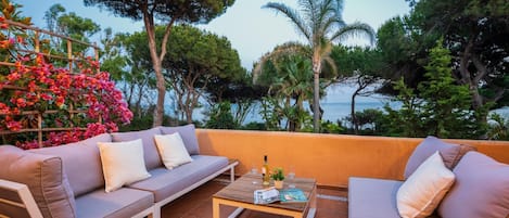 La terraza superior del adosado con bonitas vistas al mar