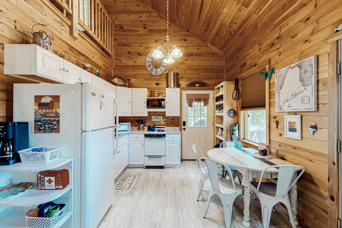 Waterfront home on Graham Lake with kayaks, bikes, firepit & fireplace