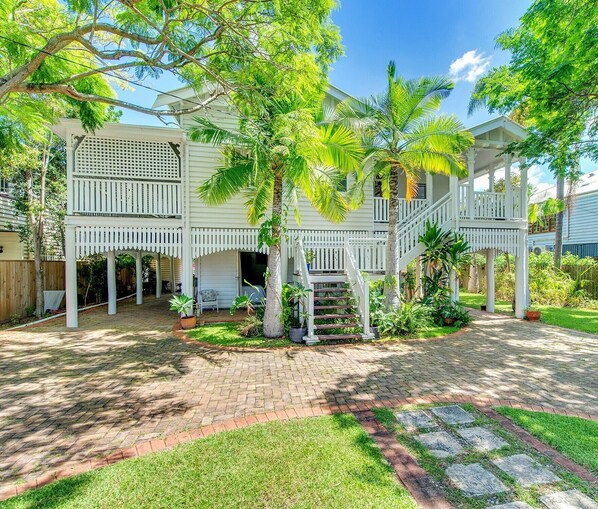 Classic Queensland.  2 driveways gives plenty of parking. Fully fenced.