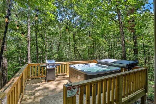 Enjoy The Private Setting In The Hot Tub 