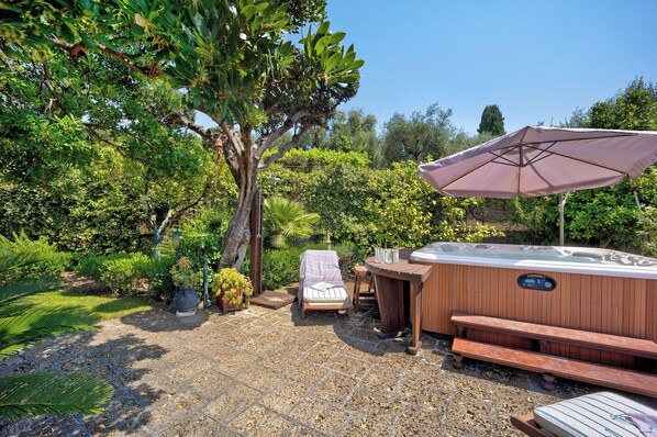 Outdoor spa tub