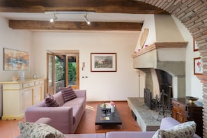 Amenities, Autumn, Living Room, Room Detail, Spring, Summer