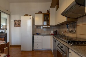 Cabinetry, Möbel, Countertop, Gebäude, Schublade, Küche, Sinken, Holz, Interior Design, Herd