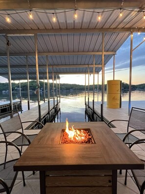 A propane fire pit right on the dock! Turn on those string lights, light a fire and soak in those magical lights reflecting off of the lake.