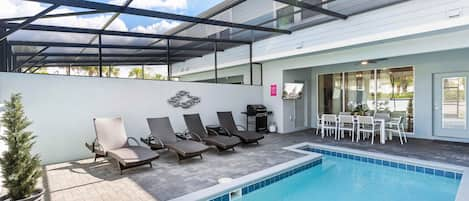 Private splash pool, BBQ grill and pool lounges