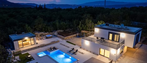 Luxurious accommodation for 8+2 located only 16km from Makarska Riviera