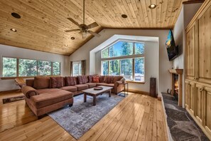 Comfortable great room with tranquil forest views - Comfortable great room with tranquil forest views