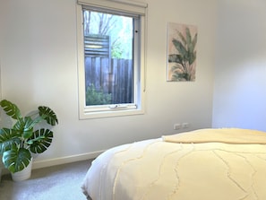 Ensuite downstairs (2)