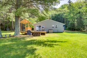 Cabin Exterior | Deck | Outdoor Bar | Gas Grill | Private Yard