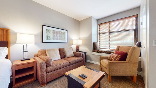 Home Decor, Furniture, Indoors, Living Room, Couch