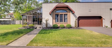 Tonawanda Vacation Rental | 2BR | 2BA | Steps to Enter | 1,800 Sq Ft