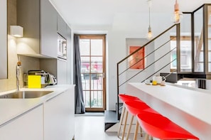 Une cuisine moderne et entièrement équipée, idéale pour préparer de délicieux repas comme à la maison. Tout le nécessaire est à portée de main pour un séjour confortable et pratique