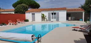 Piscine et petite maison