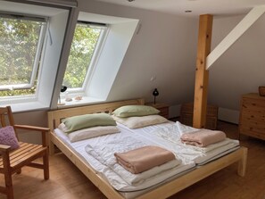 Schlafzimmer mit Doppelbett 2x90cm breit 2m lang