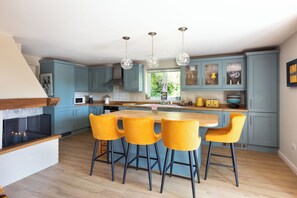 Kitchen and breakfast bar area 
