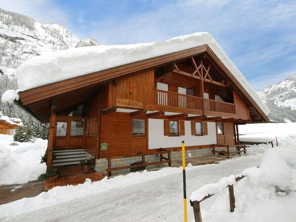 Schnee, Wolke, Himmel, Gebäude, Eigentum, Berg, Fenster, Haus, Holz, Steigung