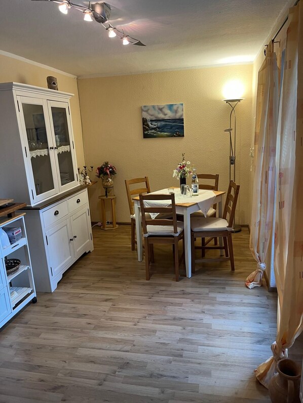 Ferienwohnung mit herrlichem Bergpanorama 30 qm, Balkon, 1 bis 2 Personen-Essecke