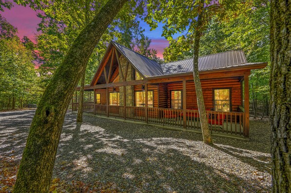 2 outdoor seating areas off the front porch to enjoy the deer and views!